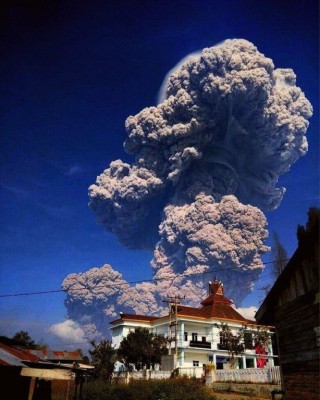 Вулкан Синабург на индонезийском острове Суматра.jpg