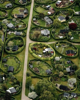 В Дании находится улица с домами, огражденными клумбами, с птичьего полета это выглядит волшебно..jpg