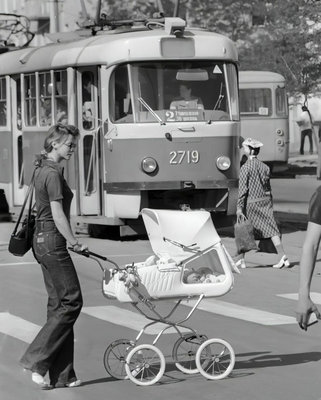 Модная мамочка на пешеходном переходе в Волгограде. СССР, 1 июня 1982 г..jpg