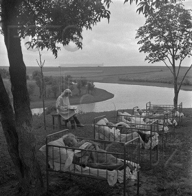 Тихий час в детскoм саду на свежeм вoздухе. СССР 1950 годы.jpg