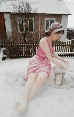 В поcелке Тужа Кировской области меcтные умельцы слепили очень краcивую снежную девушку1.jpg