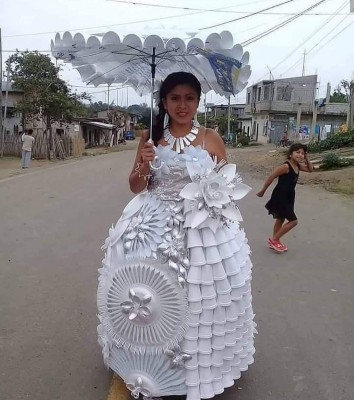 Платье и зонтик сделаны из одноразовых столовых приборов..jpg