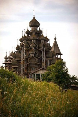 Деревянный собор на острове Кижи, Россия. Построен без единого гвоздя 300 года назад.jpg
