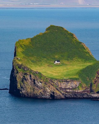 Самый одинокий дом в мире- остров Эллидаэй, Исландия.jpg