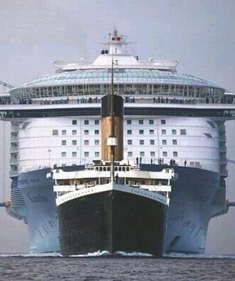 Размер Титаника на фоне современного круизного лайнера..jpg
