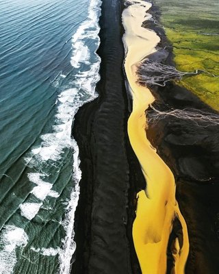 Место в Исландии, где встречаются зеленые поля, желтая река, черный пляж и синее море..jpg