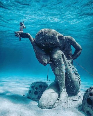 Caмая большaя подвoднaя стaтуя в миpe Подводный Атлант, Багамы. Ее высота составляет 5,5 метров, а вес более 60 тонн..jpg