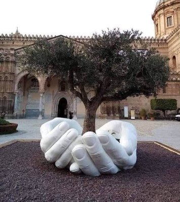 Природа в наших руках - работа Лоренцо Куинна, итальянского скульптора в направлении ленд-арта..jpg
