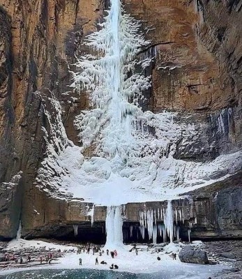 Любопытным образом замерз водопад в Китае. Получилась огромная новогодняя елка))).jpg